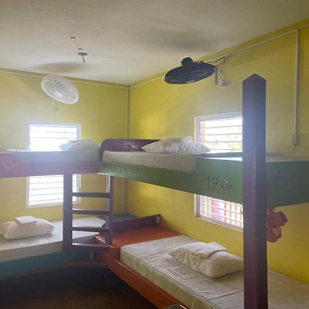 Ostello Travellers Palm Backpackers Caye Caulker Esterno foto