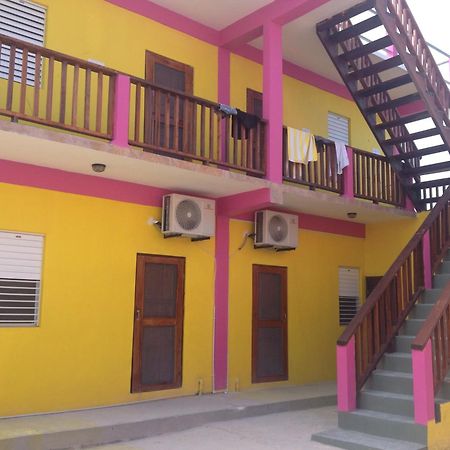 Ostello Travellers Palm Backpackers Caye Caulker Esterno foto