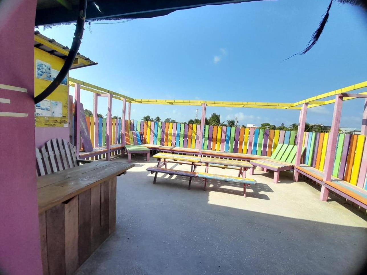 Ostello Travellers Palm Backpackers Caye Caulker Esterno foto