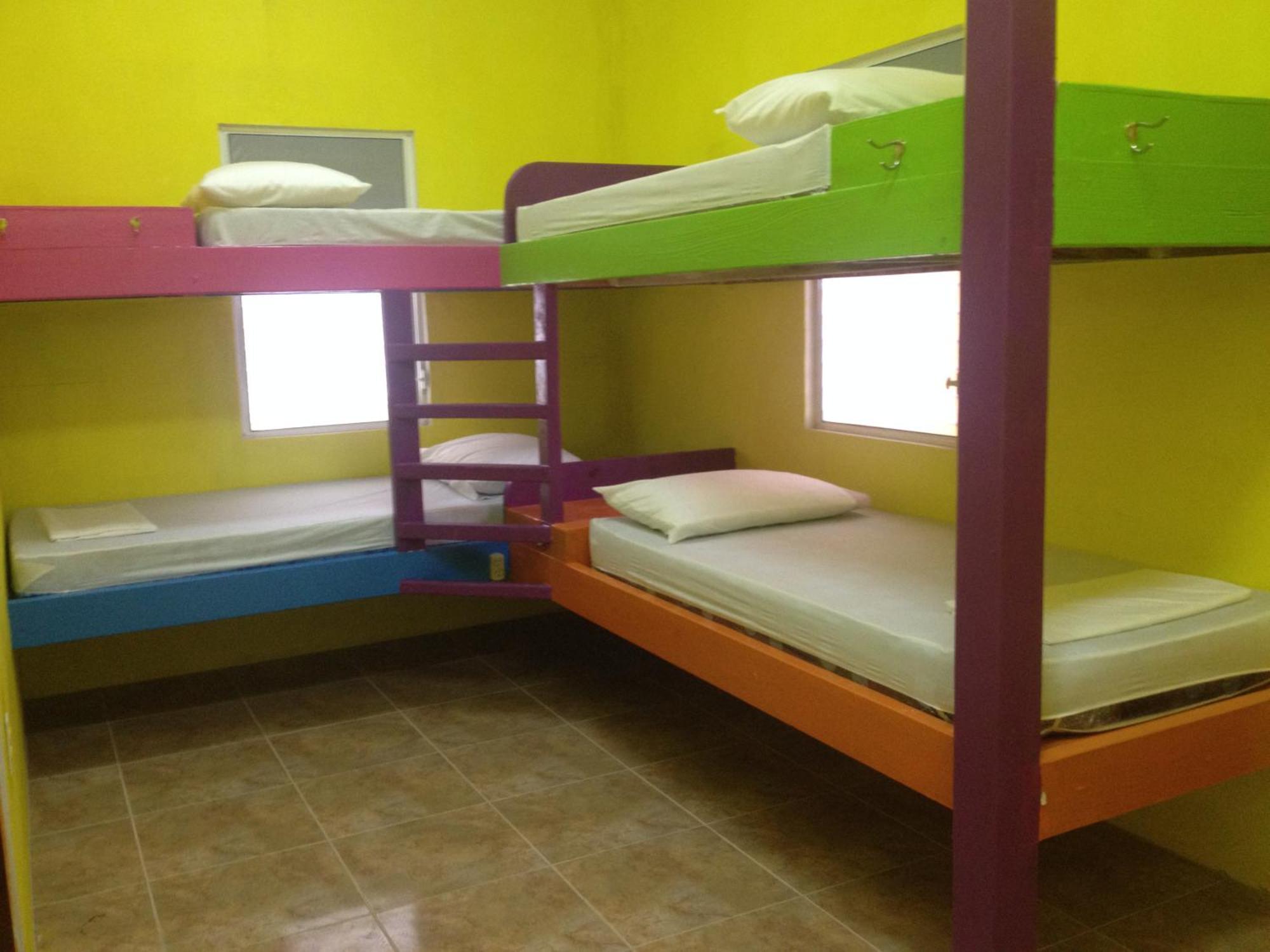 Ostello Travellers Palm Backpackers Caye Caulker Esterno foto